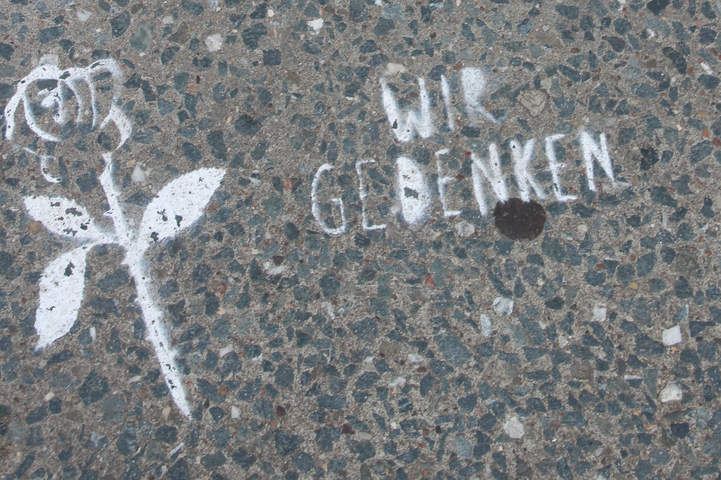 Wir gedenken Wir gedenken auf Gehwegpflaster