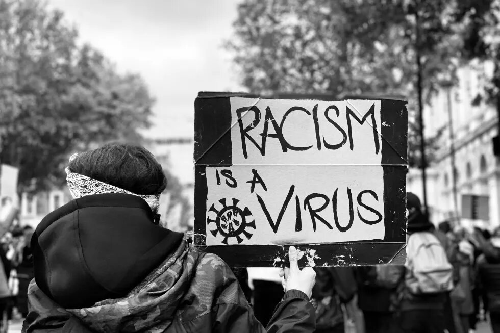 Racism is a Virus auf Plakat bei Demo